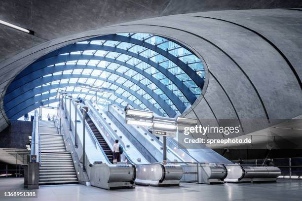 subway station escalators, canary wharf, london, uk - london tube stock-fotos und bilder