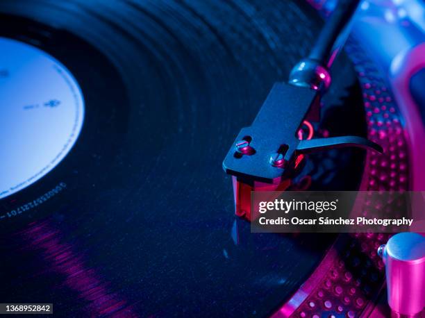 needle of a record player on a vinyl record - record player fotografías e imágenes de stock