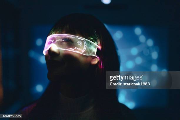 vr-virtual-reality-brille. 5g- und metaverse-konzept. - künstliche intelligenz mensch stock-fotos und bilder