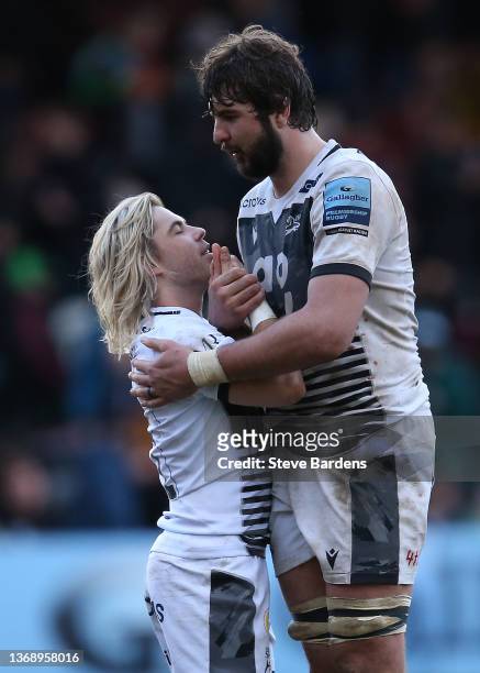 Faf de Klerk and Lood de Jager of Sale Sharks embrace at the final whistle during the Gallagher Premiership Rugby match between Harlequins and Sale...