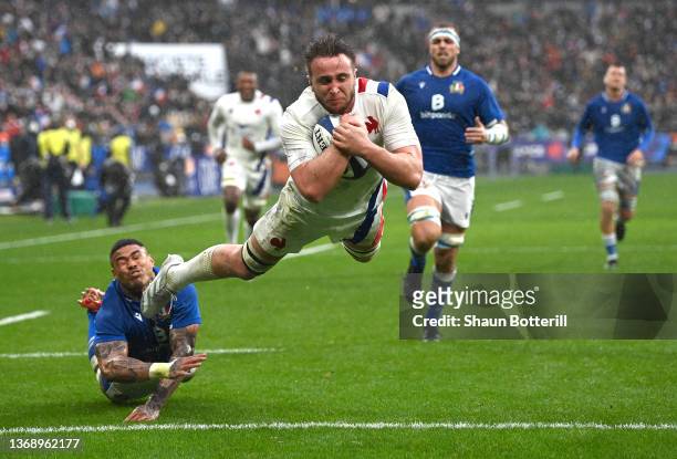 France player Anthony Jelonch dives over to score the first France try despite the attentions of Italy wing Monty Ioane during the Guinness Six...