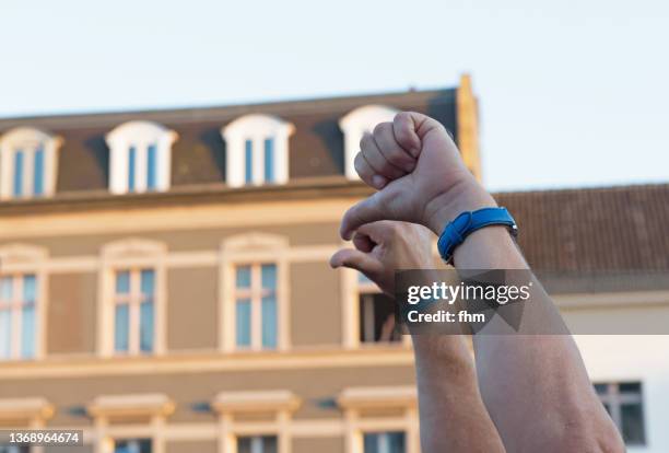 thumbs down in front of a facade - extremism 個照片及圖片檔