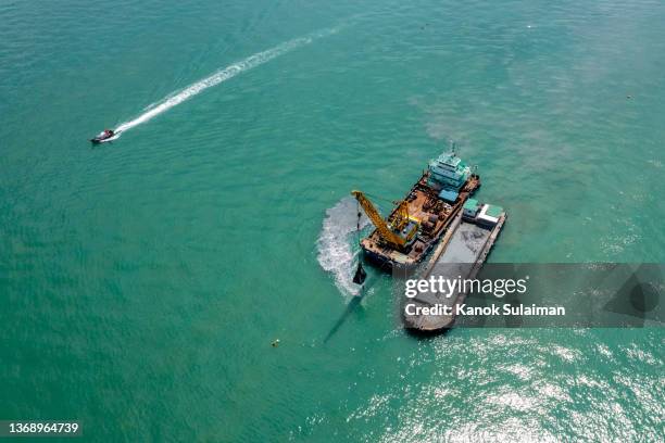 dredging barge view from aerial - saugen mund benutzen stock-fotos und bilder