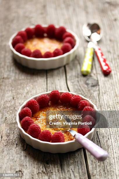 creme brulèe with raspberries - creme brulee stock pictures, royalty-free photos & images