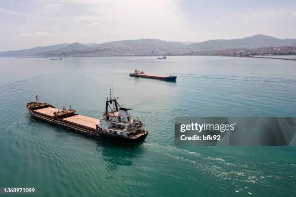 輸送中の貨物船の空中写真。 - 黒海 ストックフォトと画像