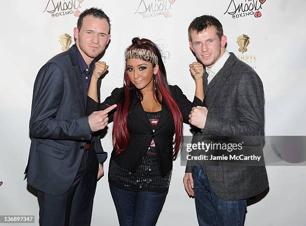 Nicole 'Snooki' Polizzi poses with boxers Patrick Hyland and Paul Hyland at the Team Snooki Boxing press conference at McFadden’s Saloon on January...