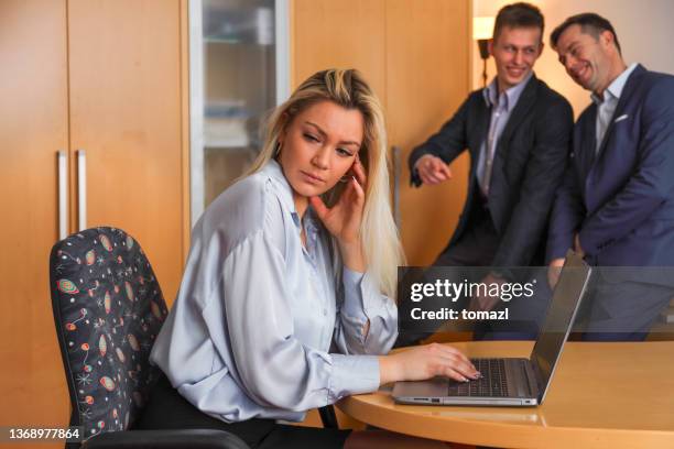 zwei geschäftsleute machen sich über eine berufstätige frau lustig - harassment man woman office stock-fotos und bilder