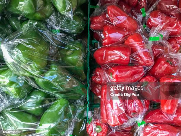 bell peppers, green and red in half and half composition - pack ストックフォトと画像