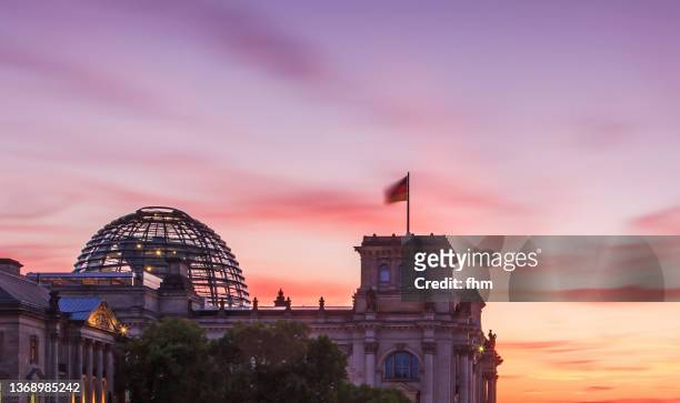 sunset at the reichstag building (german parliament building, deutscher bundestag) - berlin, germany - bundestag stockfoto's en -beelden