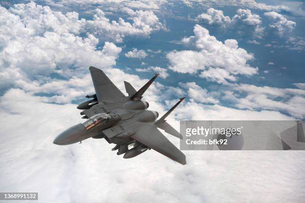 cazas a reacción volando sobre las nubes. - avión de caza fotografías e imágenes de stock
