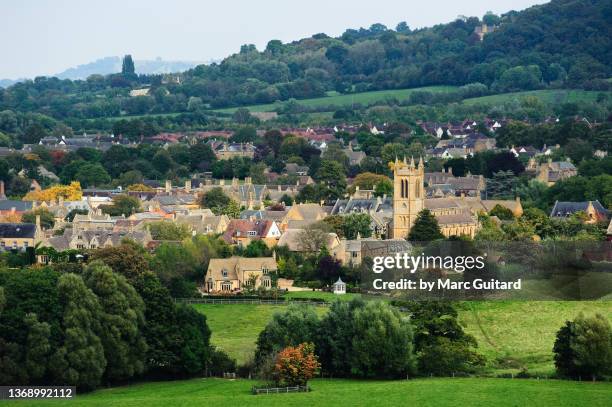 the village of broadway seen from the cotswold way, the cotswolds, england - worcestershire stockfoto's en -beelden