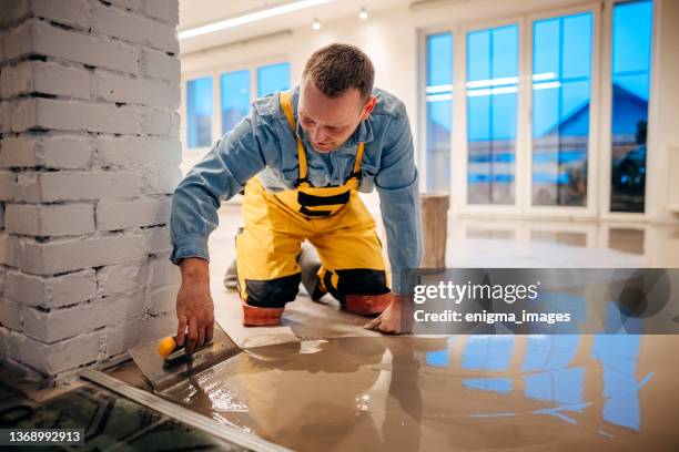 nivelando o chão com um gesso - instalando - fotografias e filmes do acervo