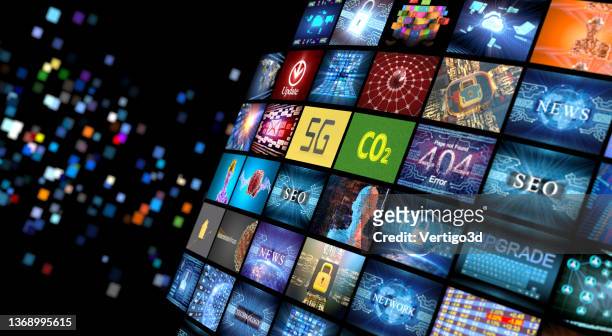 concepto multimedia múltiples pantallas de televisión - pared de vídeo fotografías e imágenes de stock