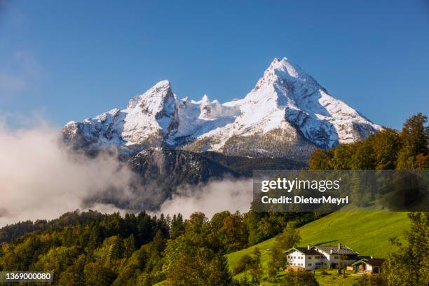 idyllische landschaft in den alpen mit watzmann im hintergrund - bauernhaus stock-fotos und bilder