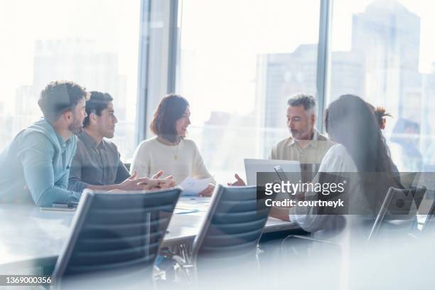 gruppo eterogeneo di uomini d'affari durante una riunione con lo spazio di copia. - business meeting foto e immagini stock
