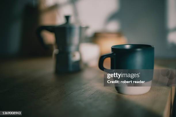 blue coffee cup - coffee cups table stockfoto's en -beelden