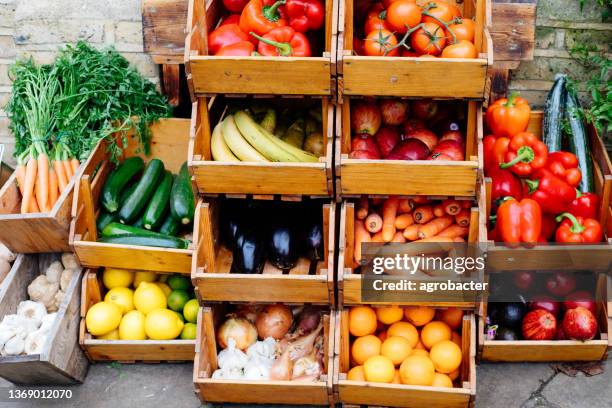 frisches gemüse marktstand - fruit shop stock-fotos und bilder