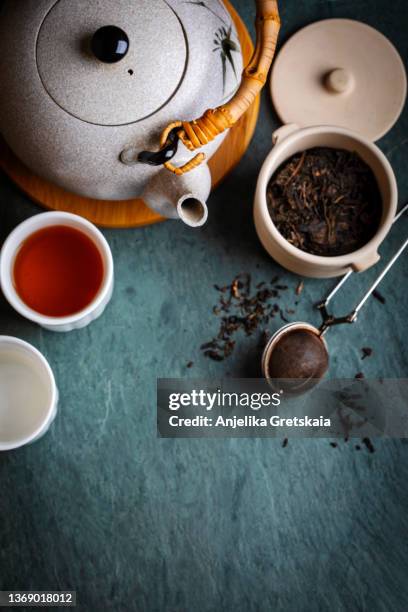 chinese teapot, cups and dry green tea. making a tea. - cup of tea from above fotografías e imágenes de stock