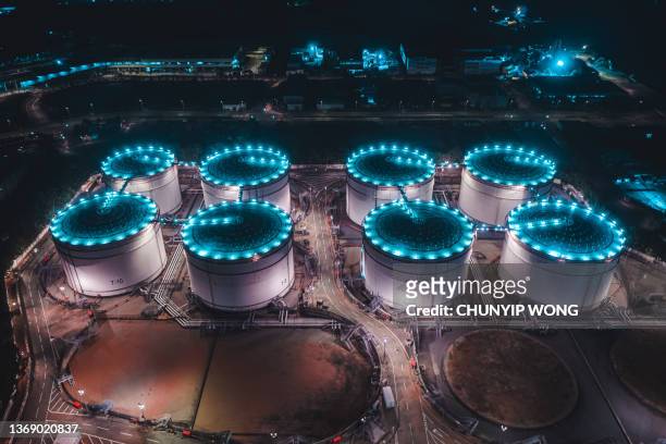 tanque de esferas de almacenamiento de aceite por la noche - estación edificio de transporte fotografías e imágenes de stock