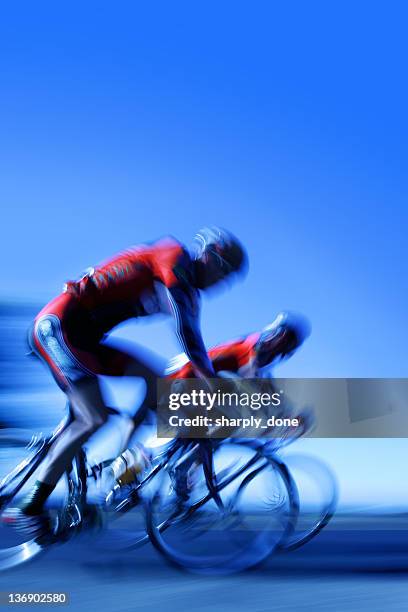 xxl rápida corredores de bicicleta - pelotão atividade desportiva imagens e fotografias de stock