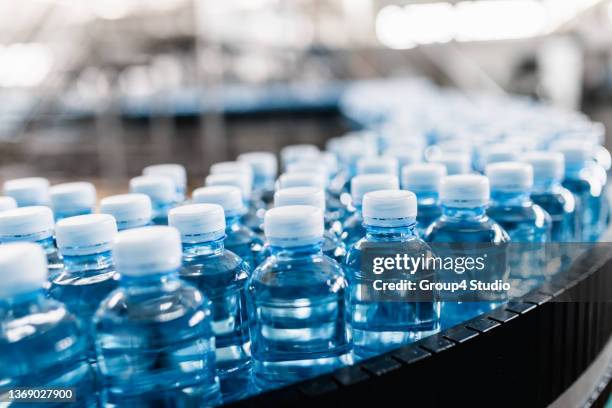 impianto di imbottigliamento - acqua in bottiglia foto e immagini stock