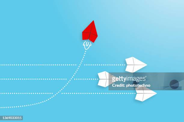 ändern sie konzepte mit rotem papierflugzeug, das unter weiß führt - entwicklung stock-grafiken, -clipart, -cartoons und -symbole