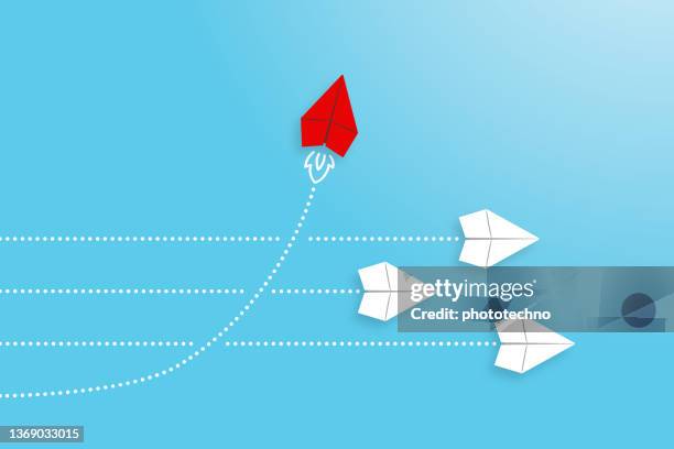 change concepts with red paper airplane leading among white - beginnings 幅插畫檔、美工圖案、卡通及圖標