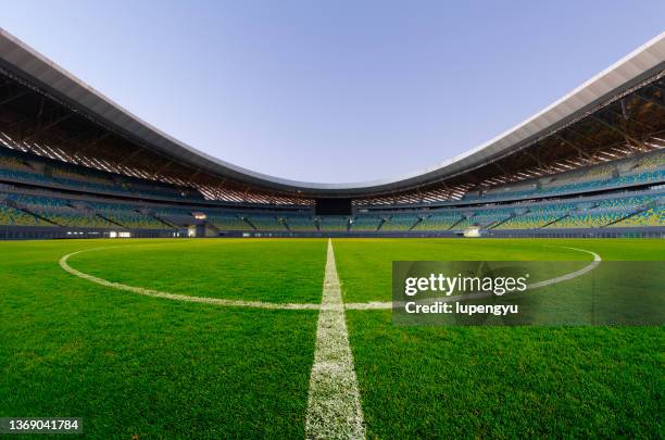 soccer field - gazon photos et images de collection