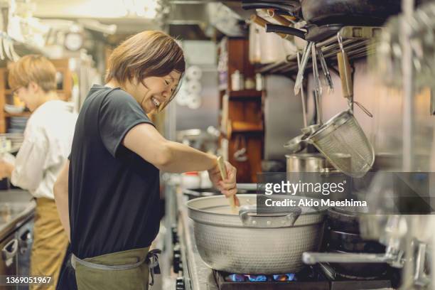 chefs preparing food in a japanese izakaya restaurant - stew pot imagens e fotografias de stock