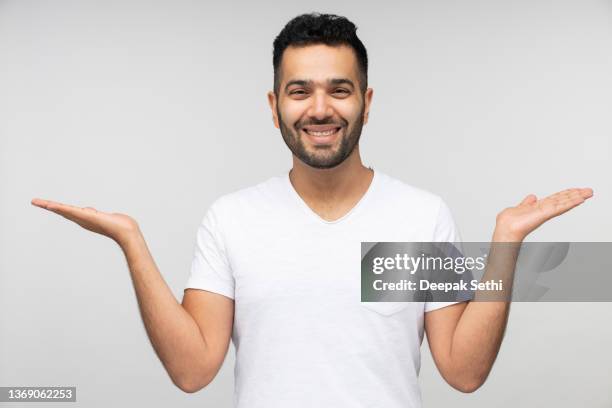 portrait de jeunes hommes, photo d’archives - homme enthousiasme sourire fond blanc photos et images de collection