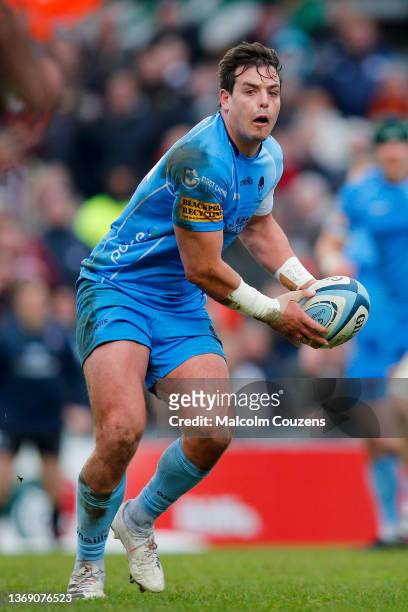 Francois Venter of Worcester Warriors passes the ball during the Gallagher Premiership Rugby match between Leicester Tigers and Worcester Warriors at...