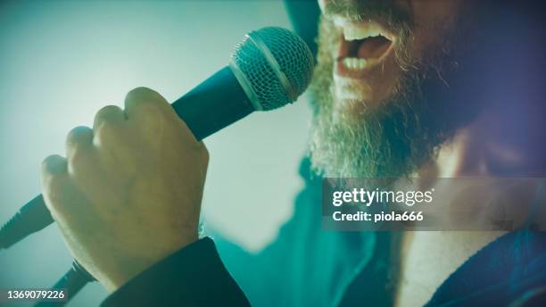 rocksänger schreit in einer live-show mit bühnenlichtern - microphone mouth stock-fotos und bilder