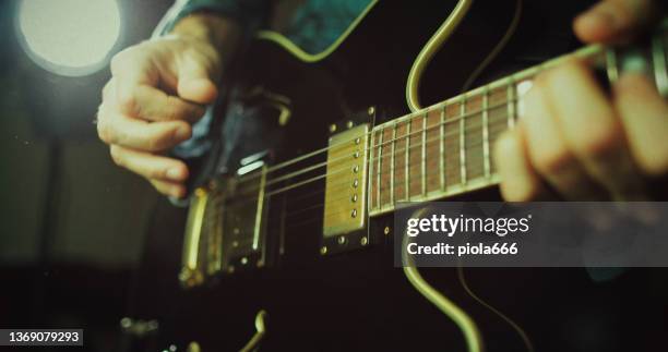 chitarrista rock che suona la chitarra in uno spettacolo dal vivo con luci da palco - rock musician foto e immagini stock