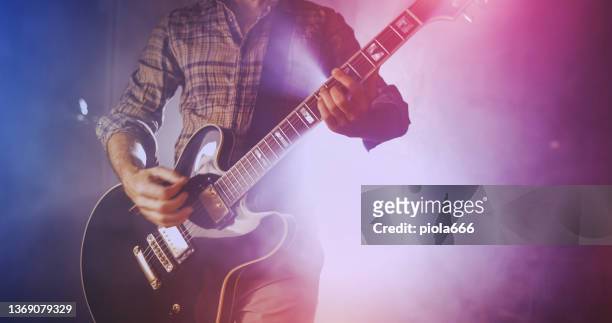 ステージライト付きライブショーでギターを弾くロックギタリスト - rock music ストックフォトと画像