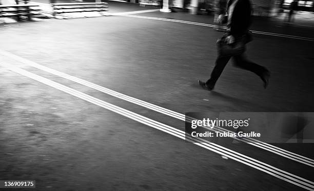 man running on train station platform - tobias gaulke fotografías e imágenes de stock