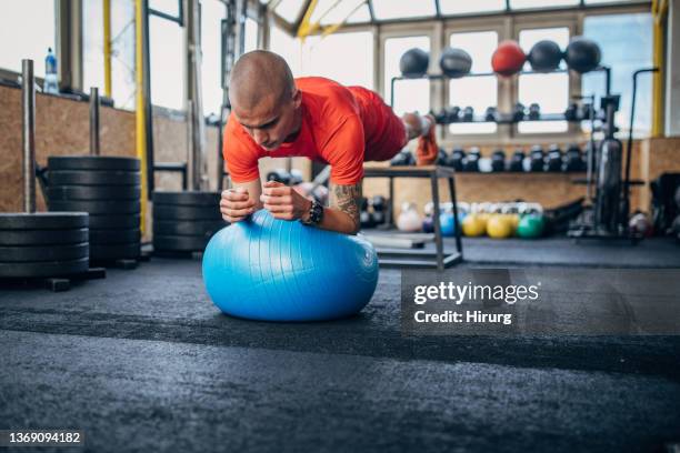 fit man exercising in plank position - fitness ball imagens e fotografias de stock