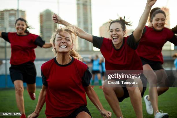 un equipo corre unido después de marcar un gol. - competición por equipos fotografías e imágenes de stock