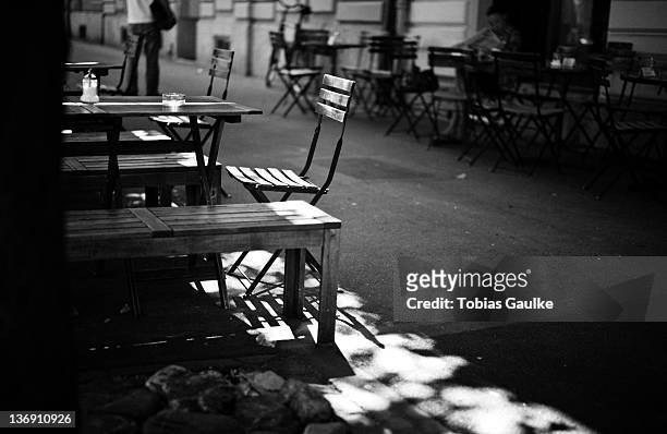 empty chairs and table - tobias gaulke stock-fotos und bilder