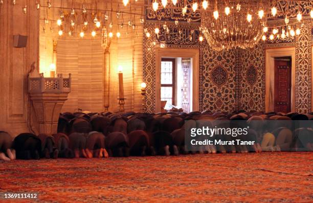 interior of selimiye mosque with people - geheimnis stockfoto's en -beelden
