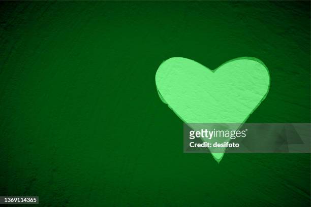 ein großes pastellgrünes herzsymbol zeichnet über leuchtend rote grunge-strukturierte hintergründe wie ein graffiti an einer wand - wand grün stock-grafiken, -clipart, -cartoons und -symbole