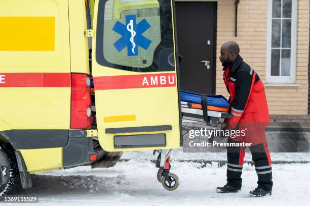 paramedic with stretcher - stretcher stock-fotos und bilder