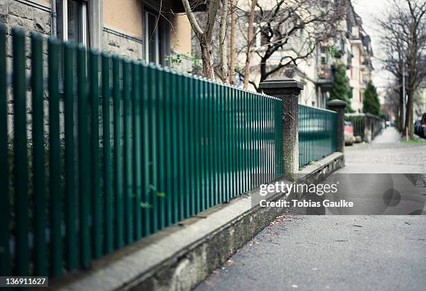 green fence along  road - tobias gaulke foto e immagini stock