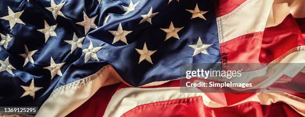 american flag - close up. - amerikaanse vlag stockfoto's en -beelden