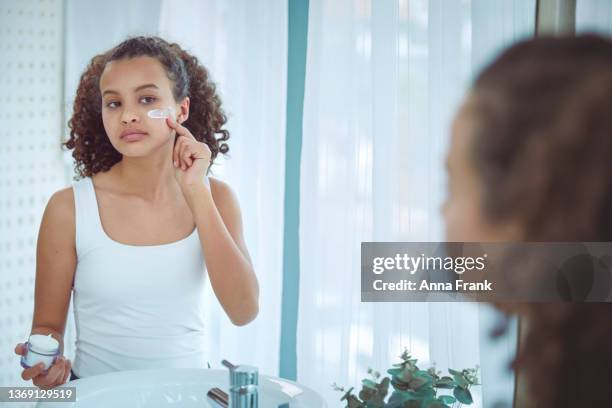 crema viso routine - crema viso foto e immagini stock