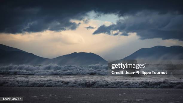 waves and dark clouds in inch beach, atlantic ocean, dingle peninsula, west coast of ireland - sea ​​of ​​clouds stock pictures, royalty-free photos & images