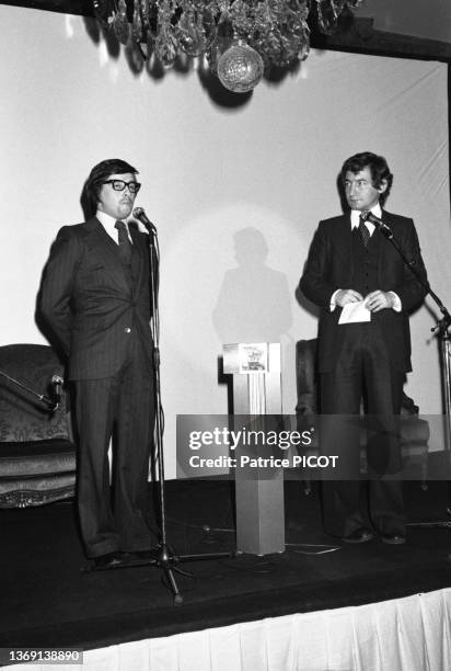 Thierry Le Luron et Pierre Desproges sur scène lors du lancement du nouveau briquet de la maison Céline à Paris le 23 mars 1977