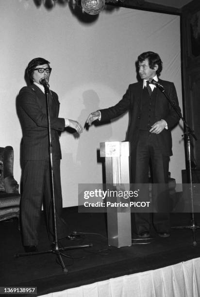 Thierry Le Luron et Pierre Desproges sur scène lors du lancement du nouveau briquet de la maison Céline à Paris le 23 mars 1977