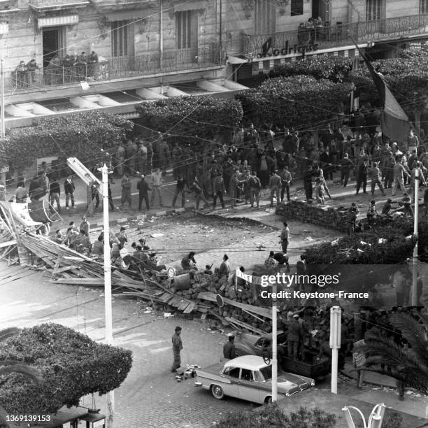 Barricade sur la place du gouvernement pendant la semaine des barricades à Alger, en janvier 1960.