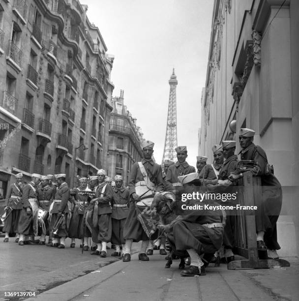 Goumiers marocains à Paris lors des Nuits de l'Armée, le 9 juillet 1953.