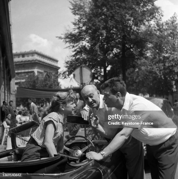 Cécile Aubry, Henri Vidal et Yves Deniaud au départ du rallye Paris-Deauville organisé par l'Union des Artistes, le 11 juillet 1953, à Paris.